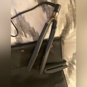 Like new GHD platinum + 1 inch flat iron with bag